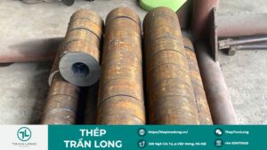 Cận cảnh đầu thép ống đúc thành dày, bề mặt cắt phẳng, không có mối hàn