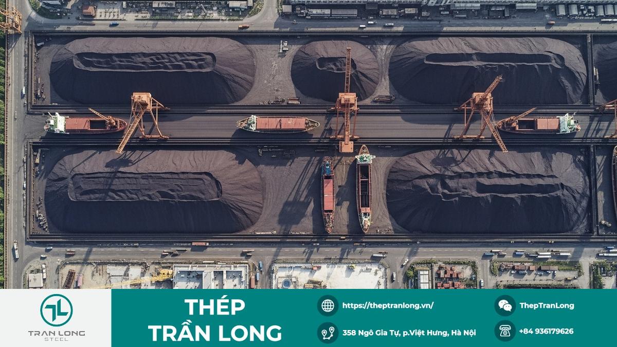 Cảng biển với tồn kho quặng sắt khổng lồ và công trường xây dựng Hình ảnh tổng quan về tình trạng dư cung quặng sắt tại các cảng và nhu cầu thép yếu trên thị trường.