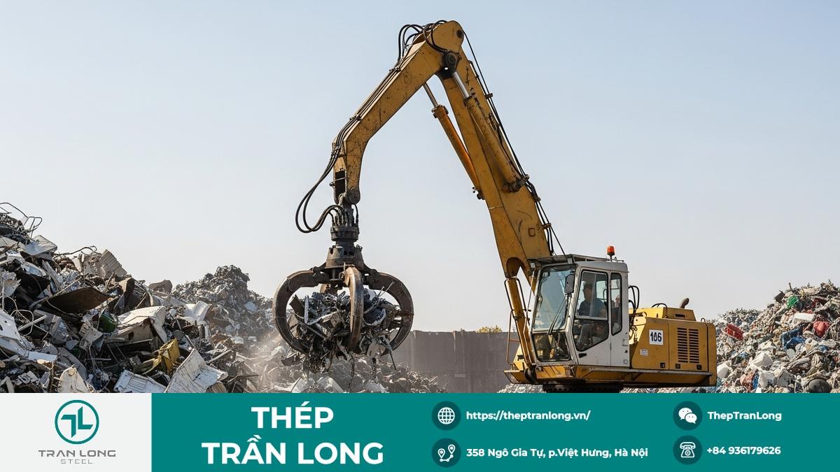 Thị trường thép phế liệu toàn cầu nhiều áp lực Cảnh bãi phế liệu thép với cần cẩu nam châm hoạt động
