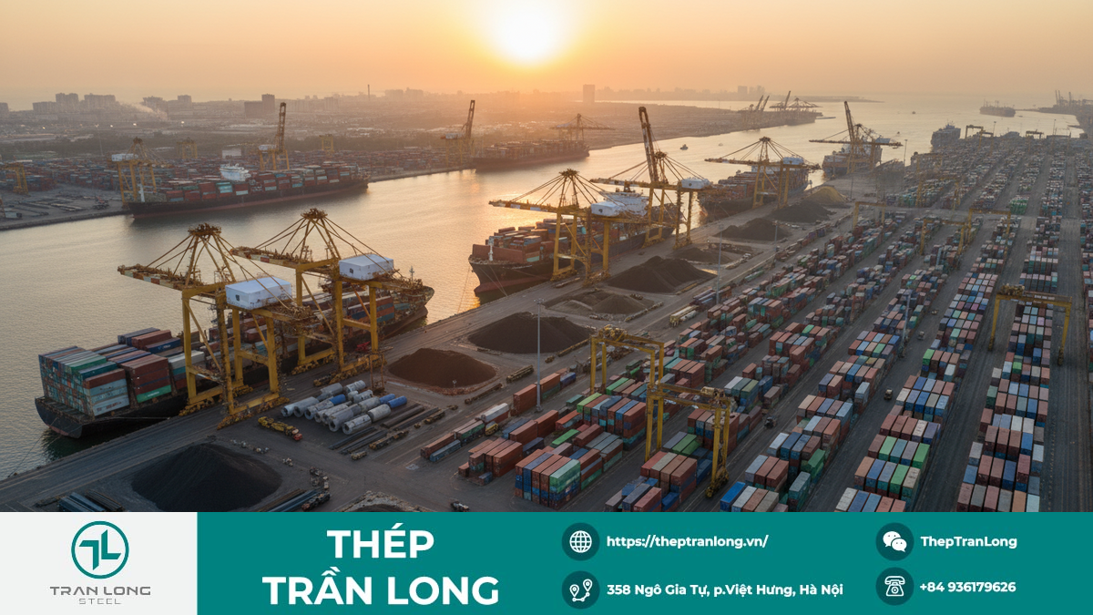 Cảng Biển Quốc Tế Sôi Động: Trung Tâm Giao Thương Thép Toàn Cầu Hình ảnh cảng biển lớn với tàu container, cần cẩu vận chuyển thép và quặng sắt dưới ánh bình minh