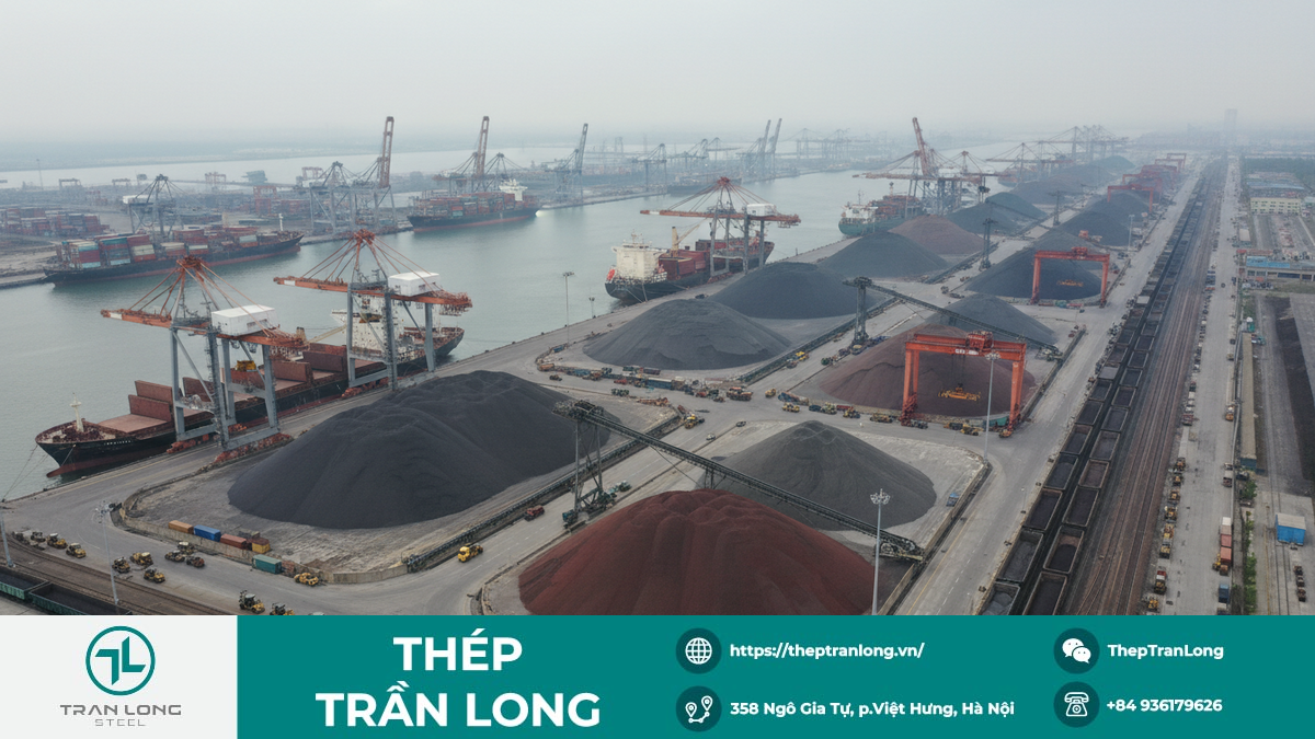 Cảng biển Trung Quốc với khối lượng quặng sắt tồn kho lớn Hình ảnh cảng biển tấp nập với hàng hóa quặng sắt chồng chất, minh họa áp lực nguồn cung và hoạt động công nghiệp