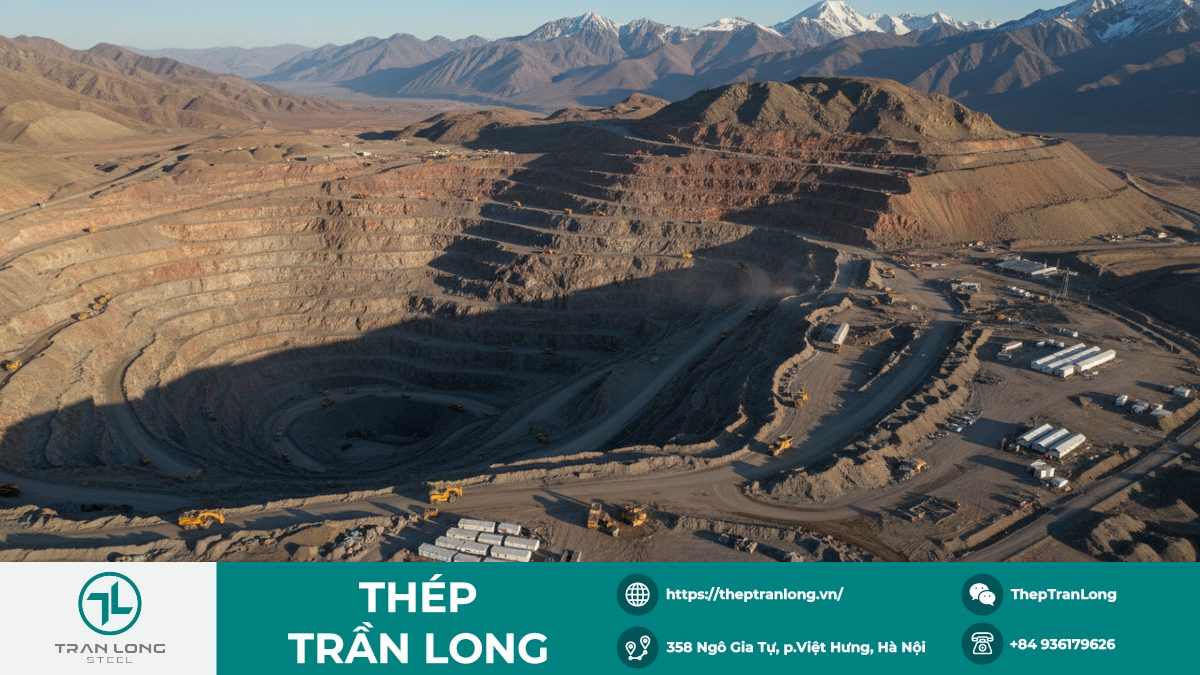 Toàn cảnh mỏ quặng sắt Simandou khổng lồ tại Guinea Mỏ quặng sắt Simandou đang được khai thác với quy mô lớn.