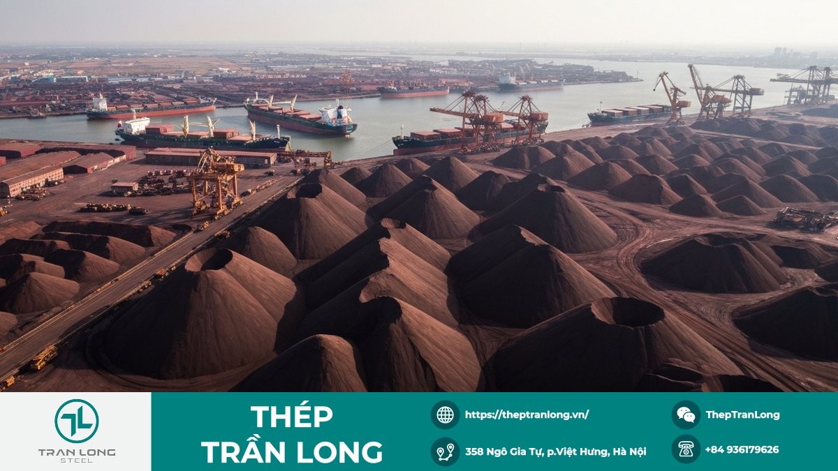 Hình ảnh cảng biển Trung Quốc chất đầy quặng sắt, biểu thị mức tồn kho kỷ lục.