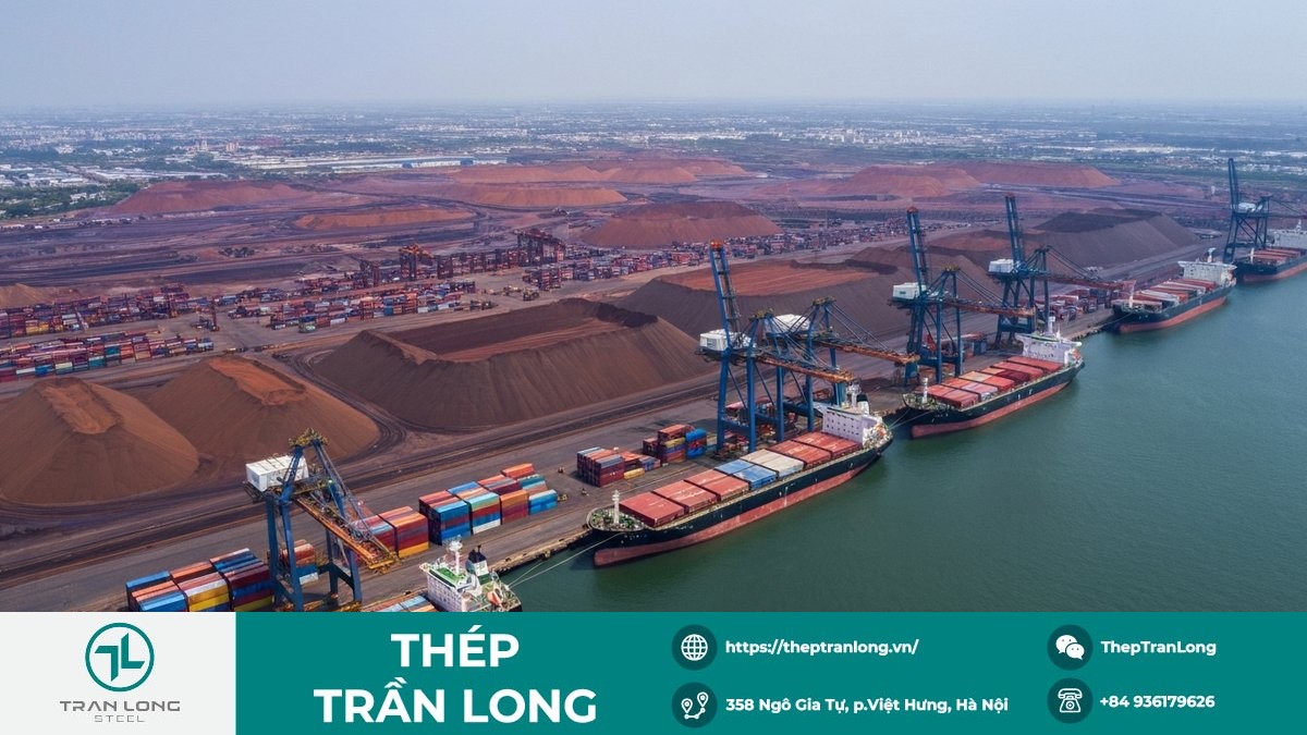 Hình ảnh bãi chứa quặng sắt khổng lồ tại cảng biển Trung Quốc, minh họa lượng tồn kho lớn